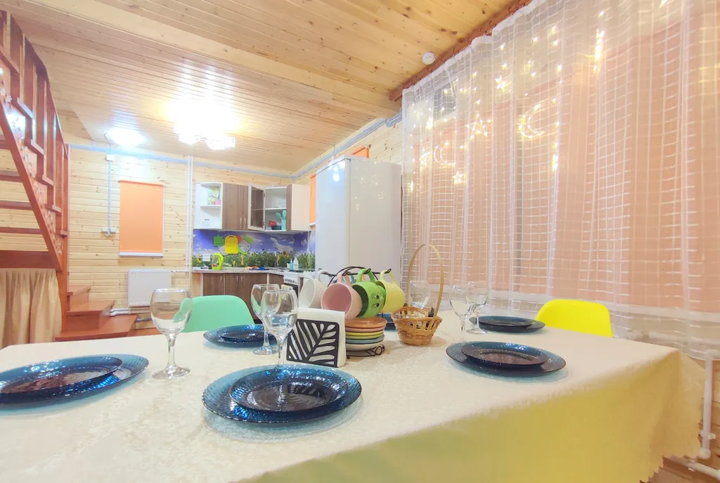 Петербургская дача на холме прямо у озера