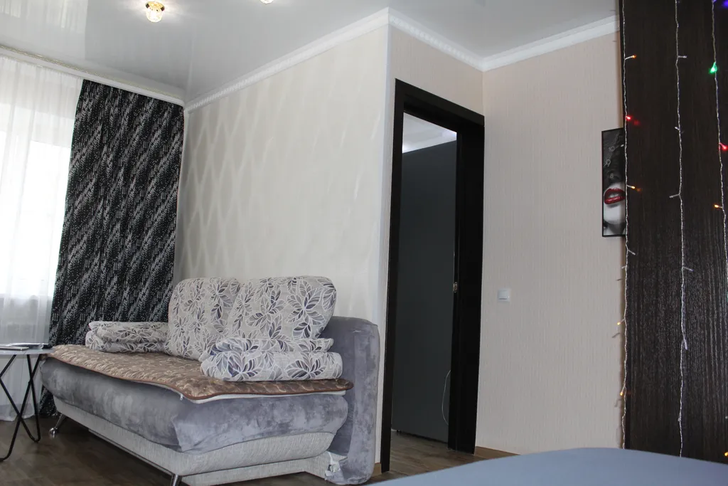 Уютная однокомнатная квартира в спокойном районе, с кроватью и диваном