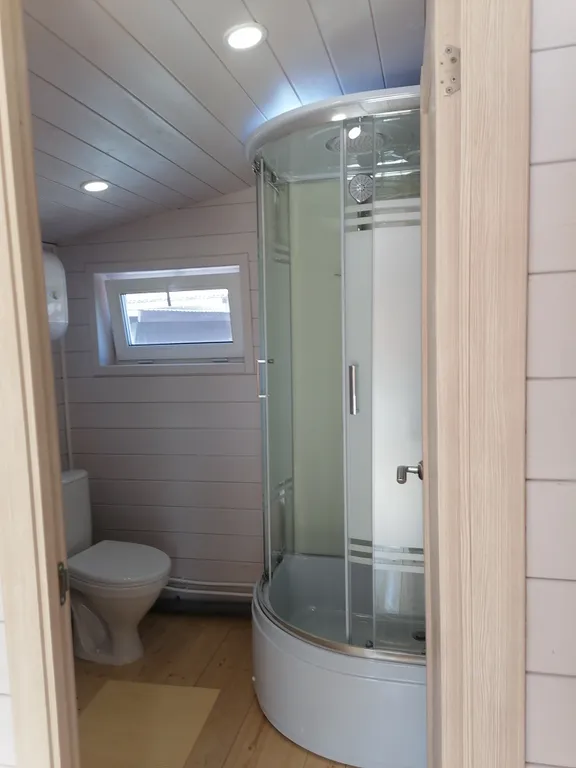 Уютный домик у реки