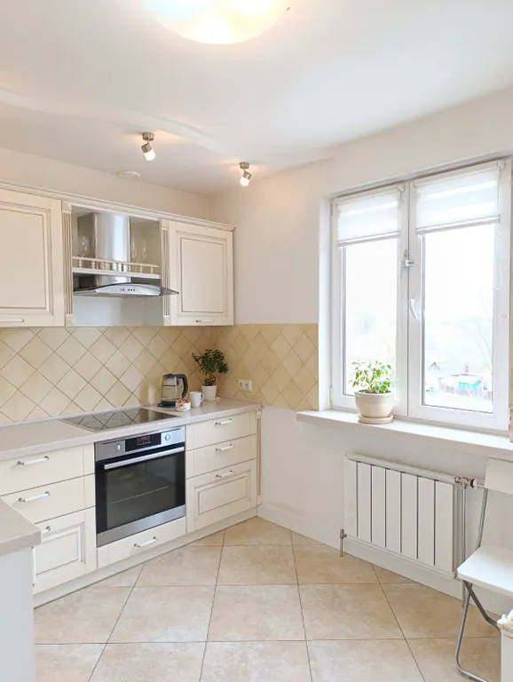 Светлая трёхкомнатная квартира у метро, 4 станции до центра, парковка