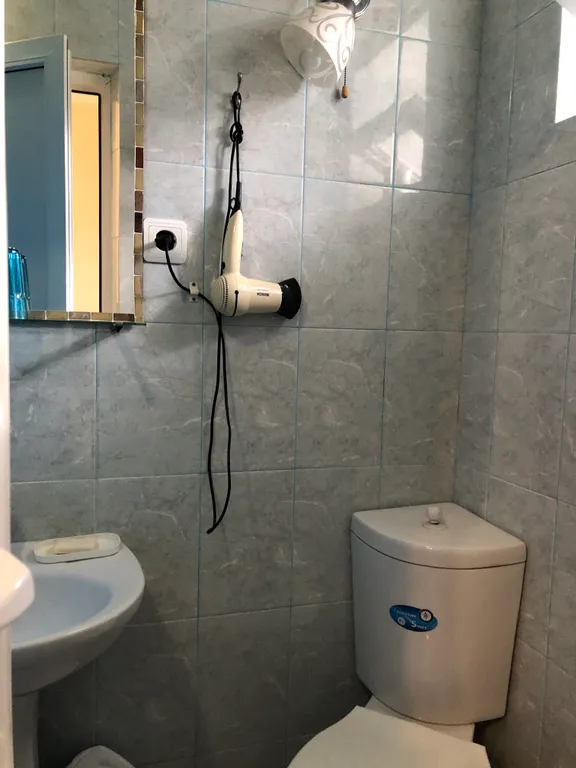 Уютный номер для одного с собственным душем и туалетом