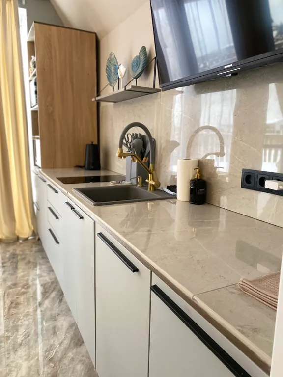 Дом на озере с бассейном