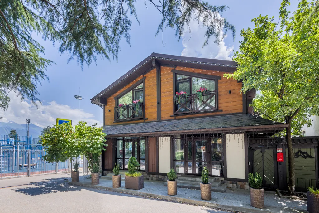 Дом у сквера в центре Поляны