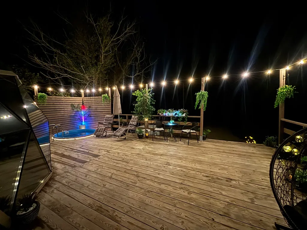 Уютная сфера на побережье