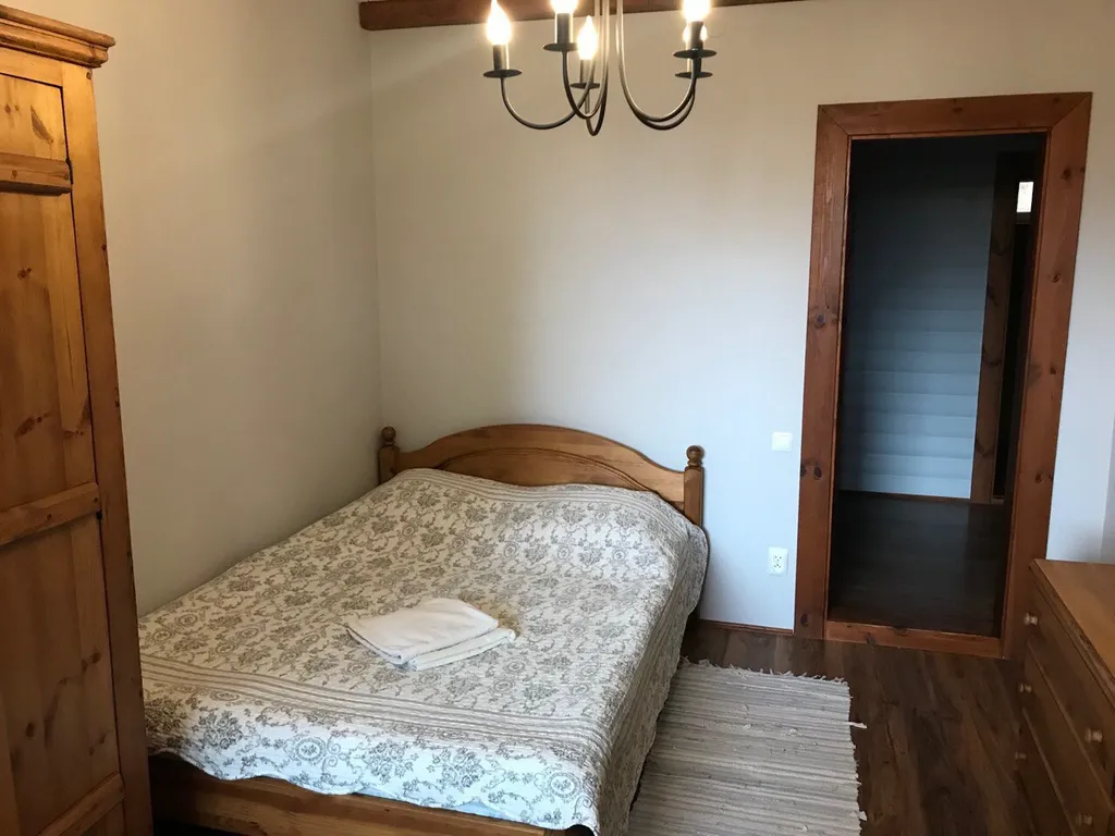 Уютный просторный номер в гостинице в сосновом лесу и на берегу озера