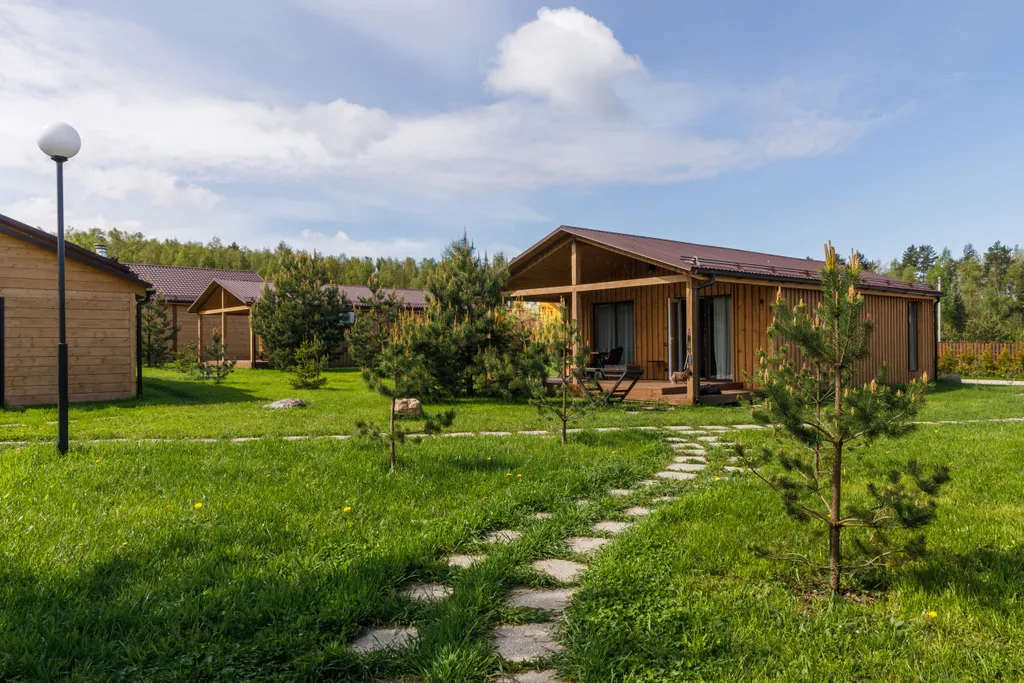 Просторный двухкомнатный коттедж в лесу у пруда