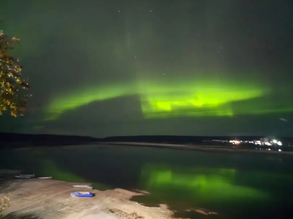 Уютный чистый дом с верандой на берегу реки Варзуга