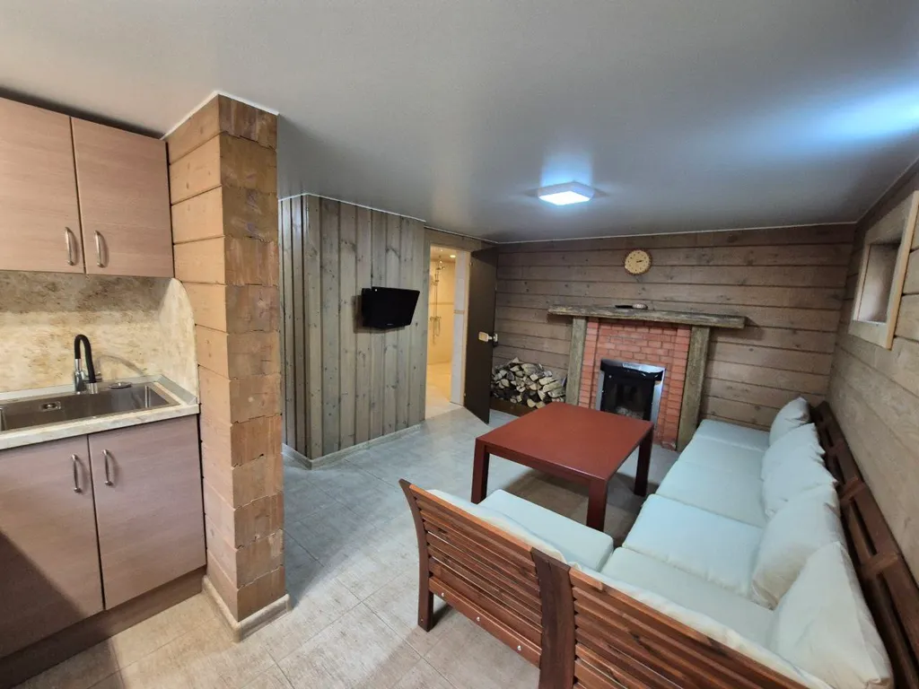 Двухэтажный загородный дом рядом с озером