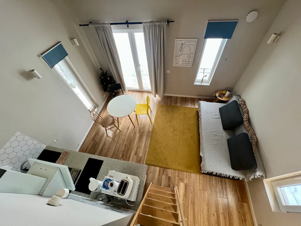 Зеленый домик в поле