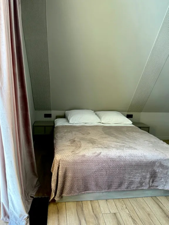 Дом с теплым бассейном на озере