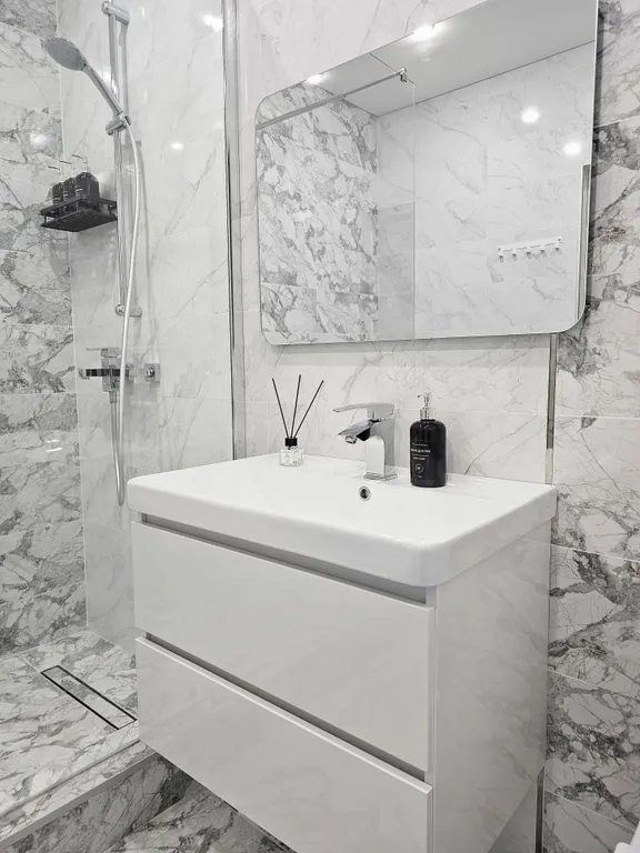 Новый современный дом в центре города, рядом с набережной.