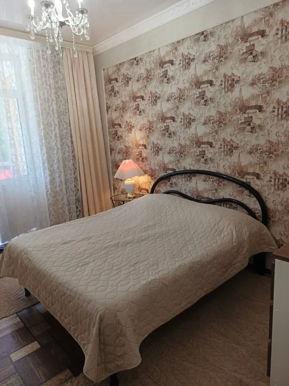 Квартира на банном, Родина