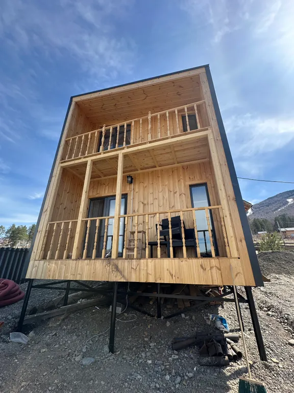 Двухэтажный дом с видом на горы