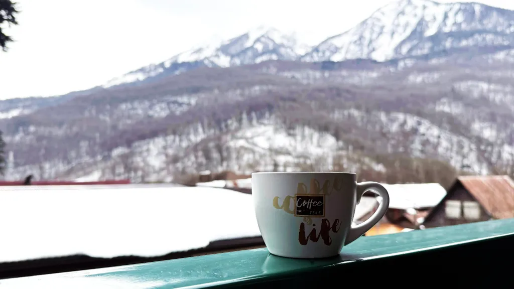 Красивый апартамент с балконом и открытым видом на горы. Центр