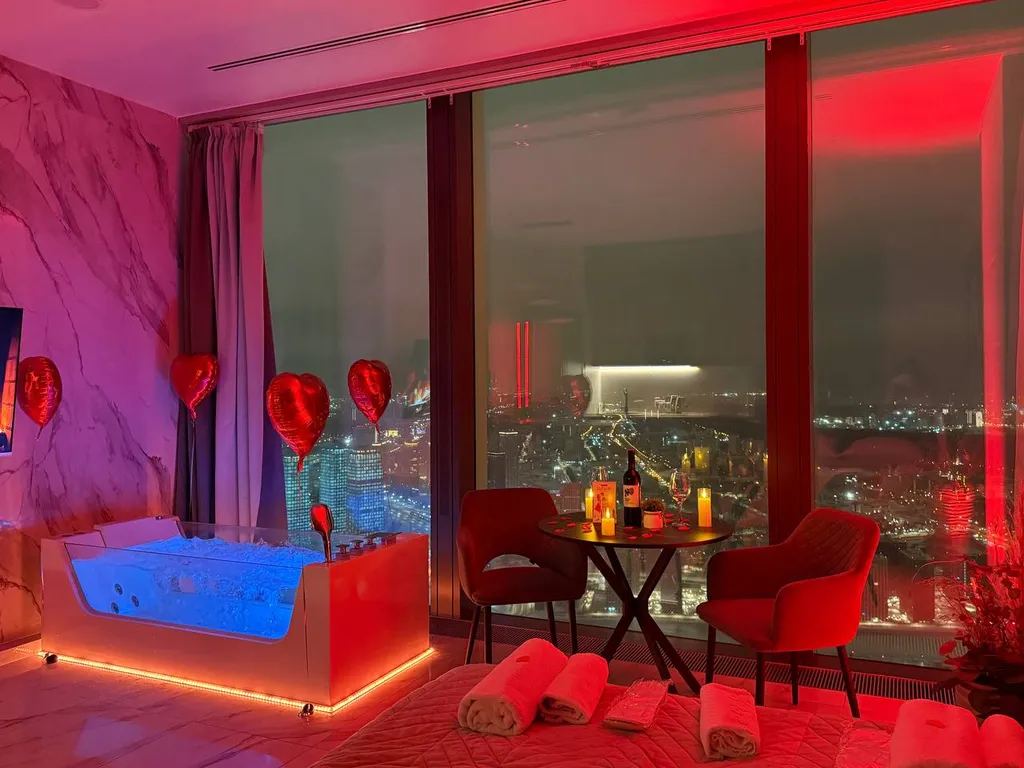 Апартамент с джакузи у окна