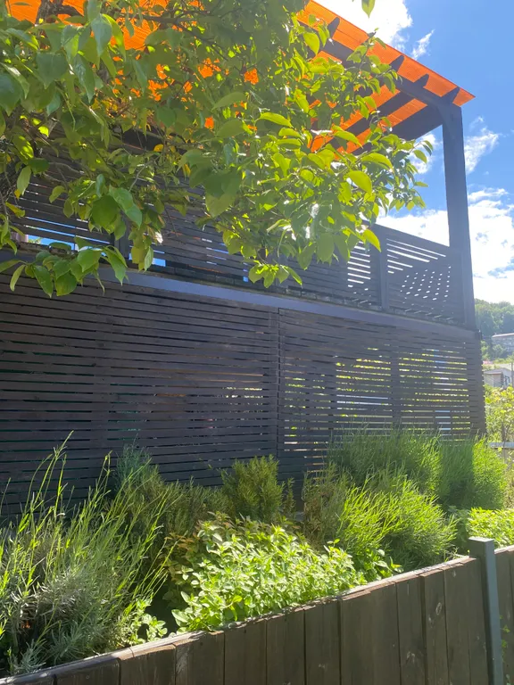 Барнхаус на горе с видом на море