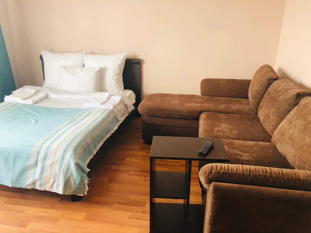 Квартира Квартира с большой кухней и диваном, Татышев пешком в 15-20 минутах — Красноярск