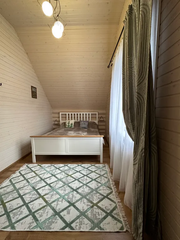 Уютный дом в деревне у реки