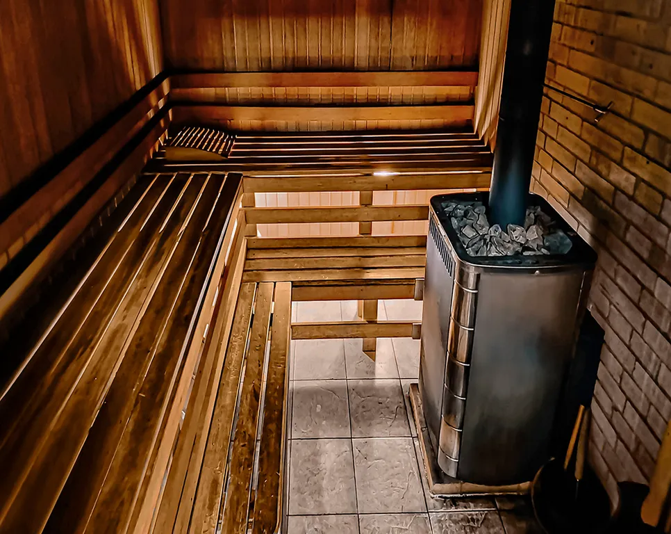 Коттедж с бассейном на берегу озера Порт Жемчужный