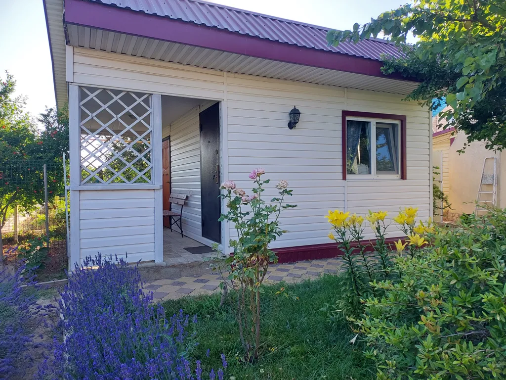 Уютный домик в окружении зелени