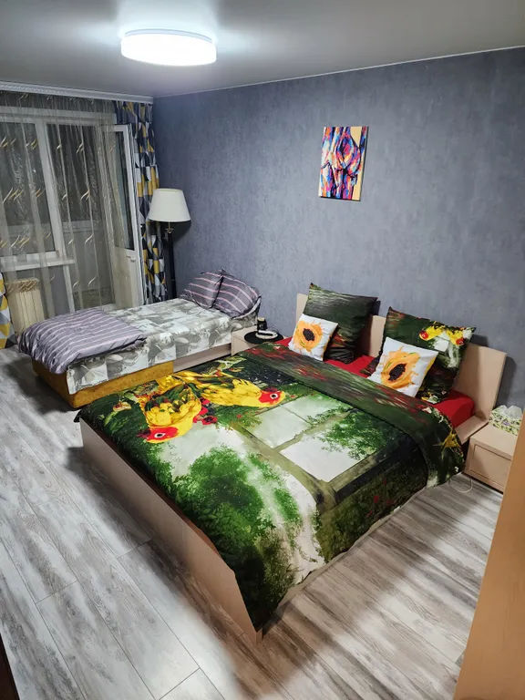 Стильная квартира с большой кроватью.