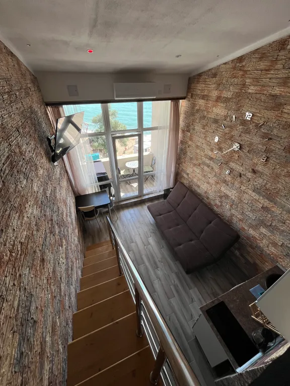 Двухуровневая студия с видом на море