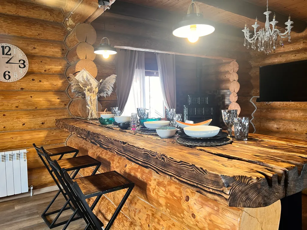 Красивый уютный бревенчатый дом с камином и видом на реку и церковь