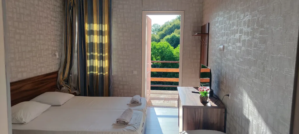 Квартира Трехместные апартаменты - вид на море и горы, утро под пение птиц — аренда посуточно в Гагра