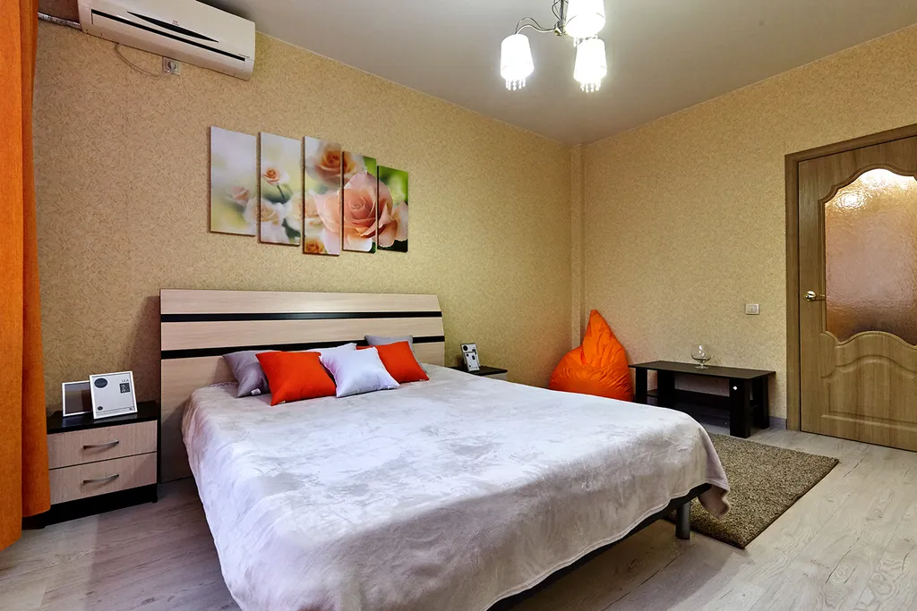 Апартаменты Оранж с диваном в кухне-гостиной