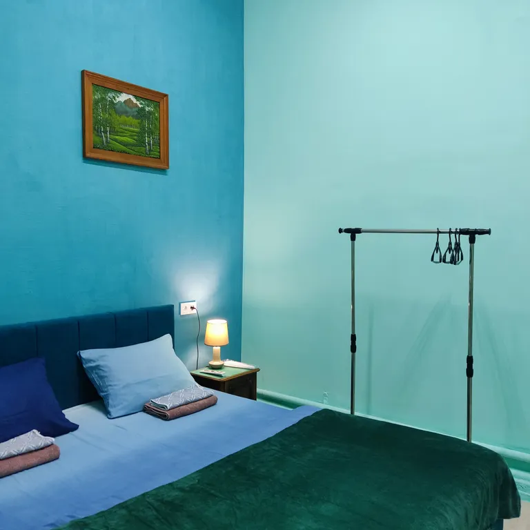 Семейный номер с двухспальной кроватью и диваном