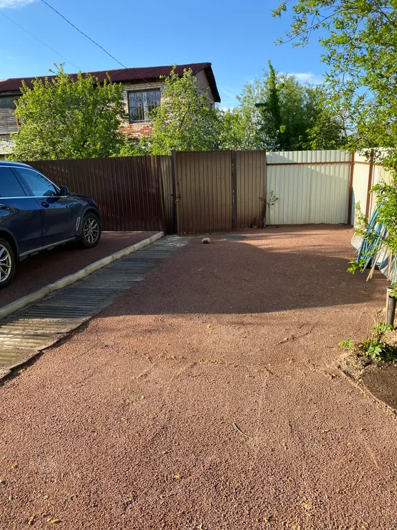 Дом с елкой и снеговиком, за домом манеж с лошадьми