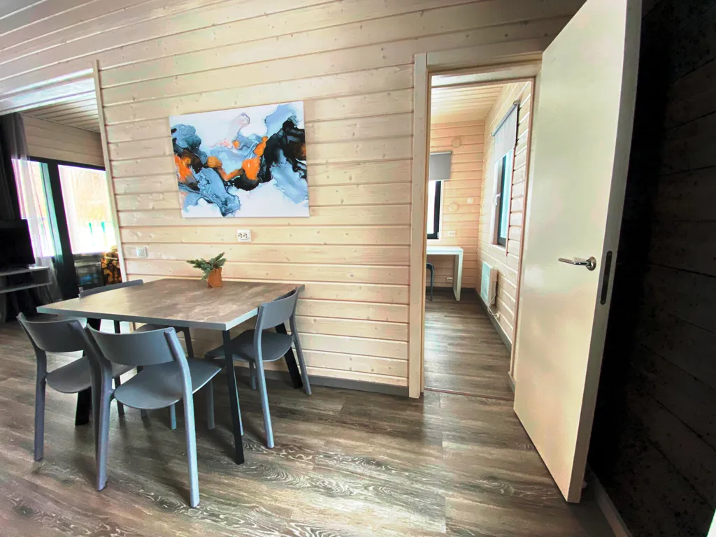 Новый комфортабельный дом для отдыха на берегу лесного озера