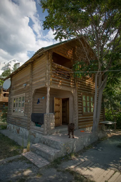 В доме на берегу моря отдельный этаж,  30 метров от моря