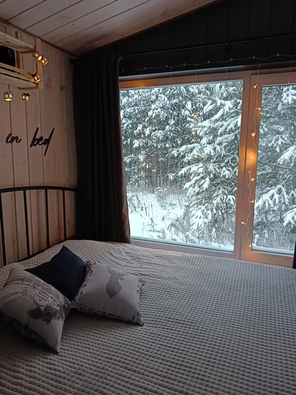 Светлый домик на опушке леса