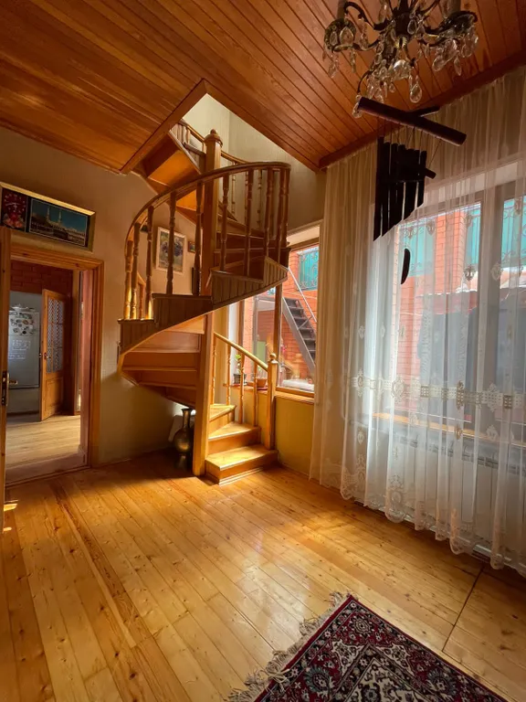 Деревянный дом с красивым видом на море