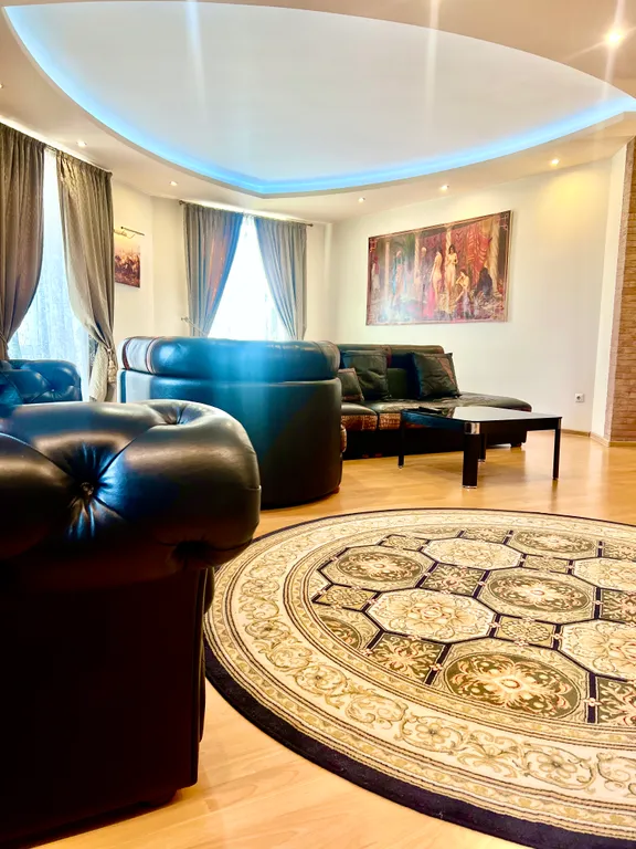 Четырёхкомнатные апартаменты на главном проспекте города