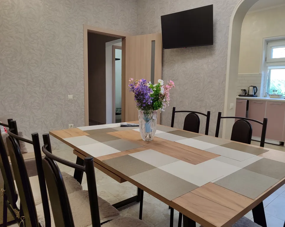 Уютный дом в частном секторе с парковой ваших машин