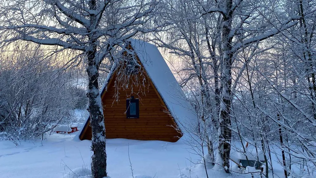 Дом на берегу реки с видом на закат