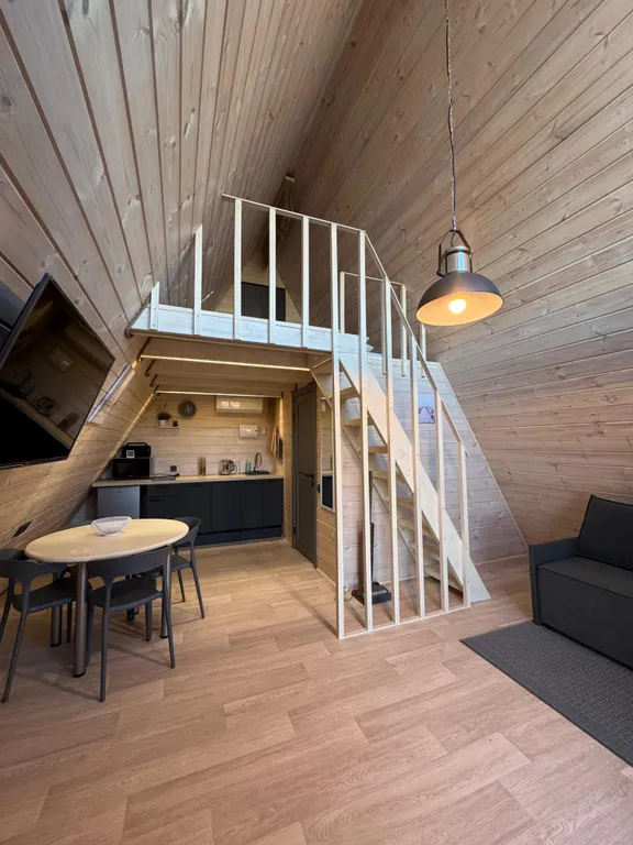 Дoм у реки с собственным причалом и рыбалкой