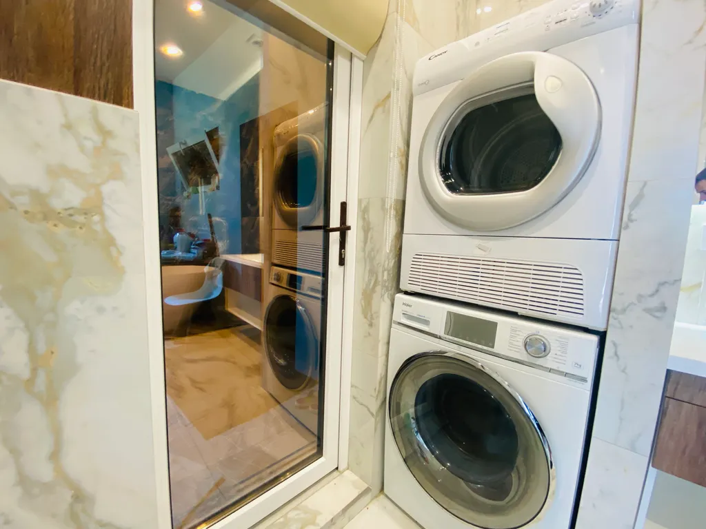 Трехэтажный коттедж с баней и бассейном