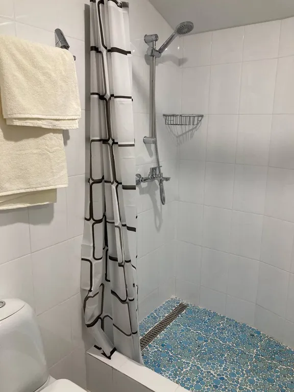 Дом в два этажа с двумя спальнями и гостиной, летний бассейн, баня