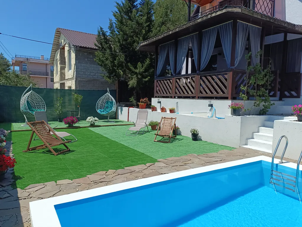 Домик с бассейном