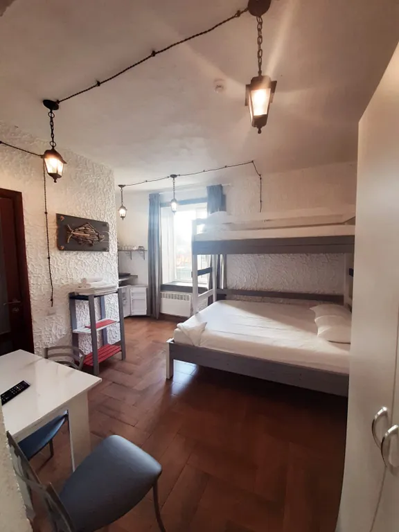 Трёхместная квартира с отдельно стоящей беседкой