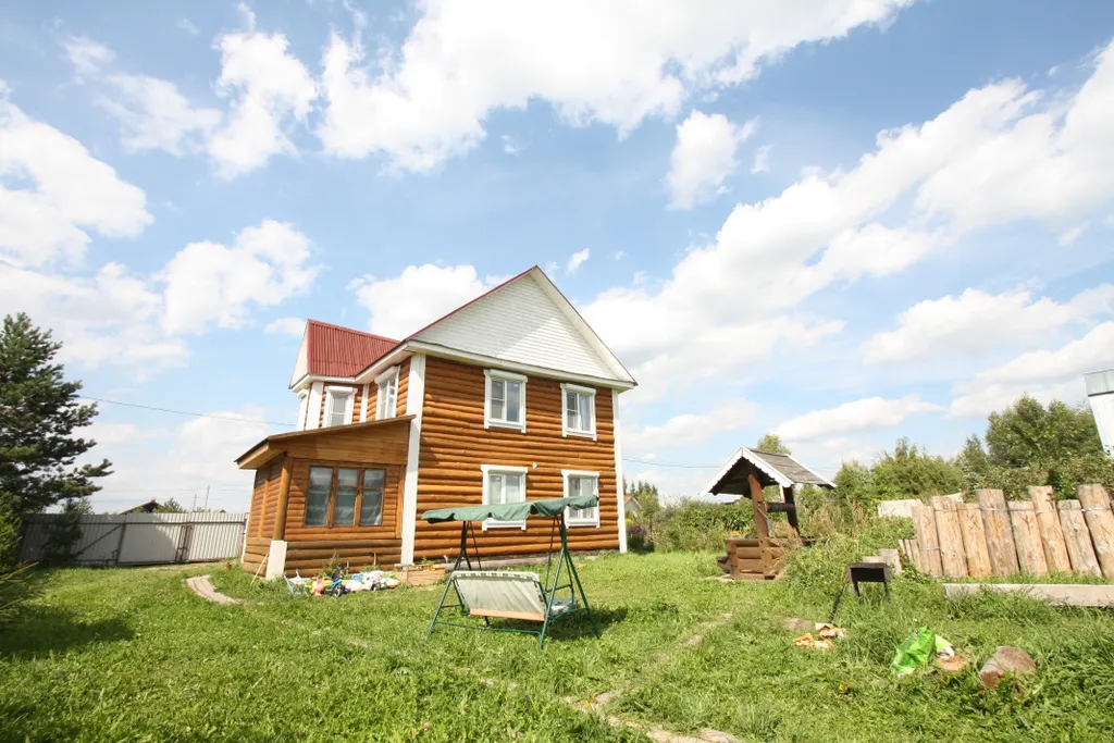 Большой дом с баней рядом с водой