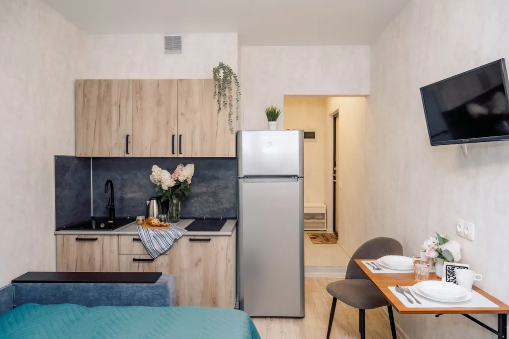 Уютная студия в новом доме с красивым видом из окна