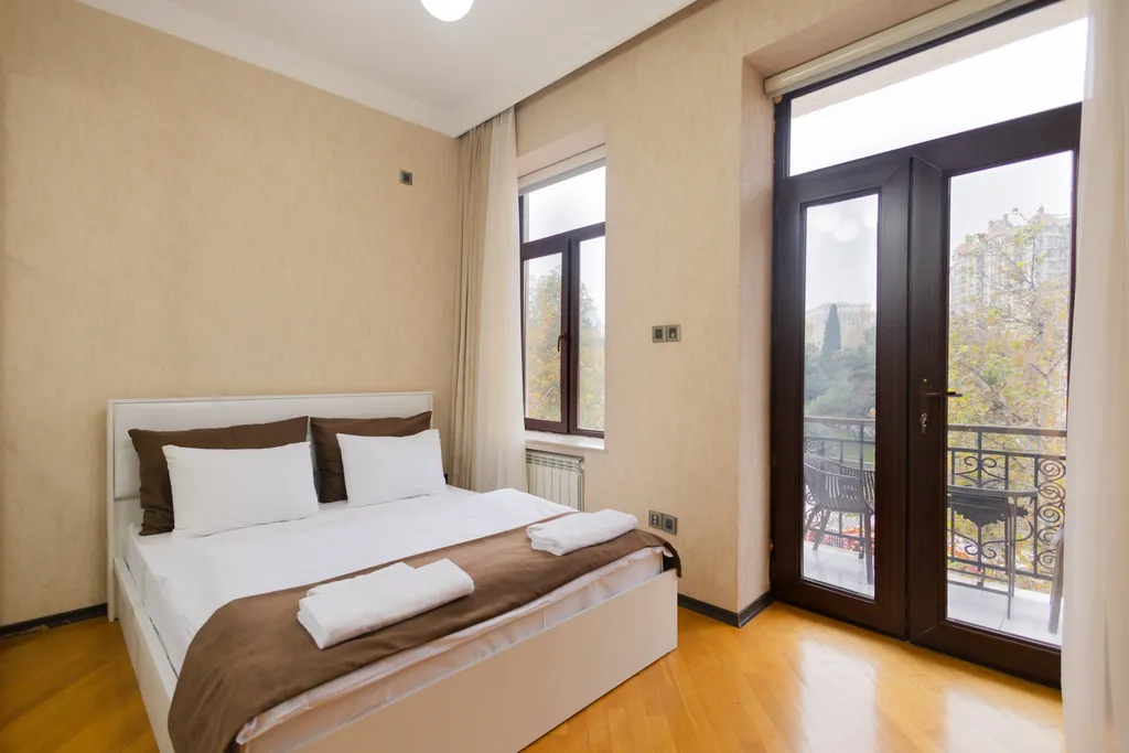 2 спальни + гостиная, прямой балкон с видом на гору Таргова