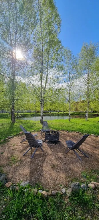 Дом у пруда в лесу