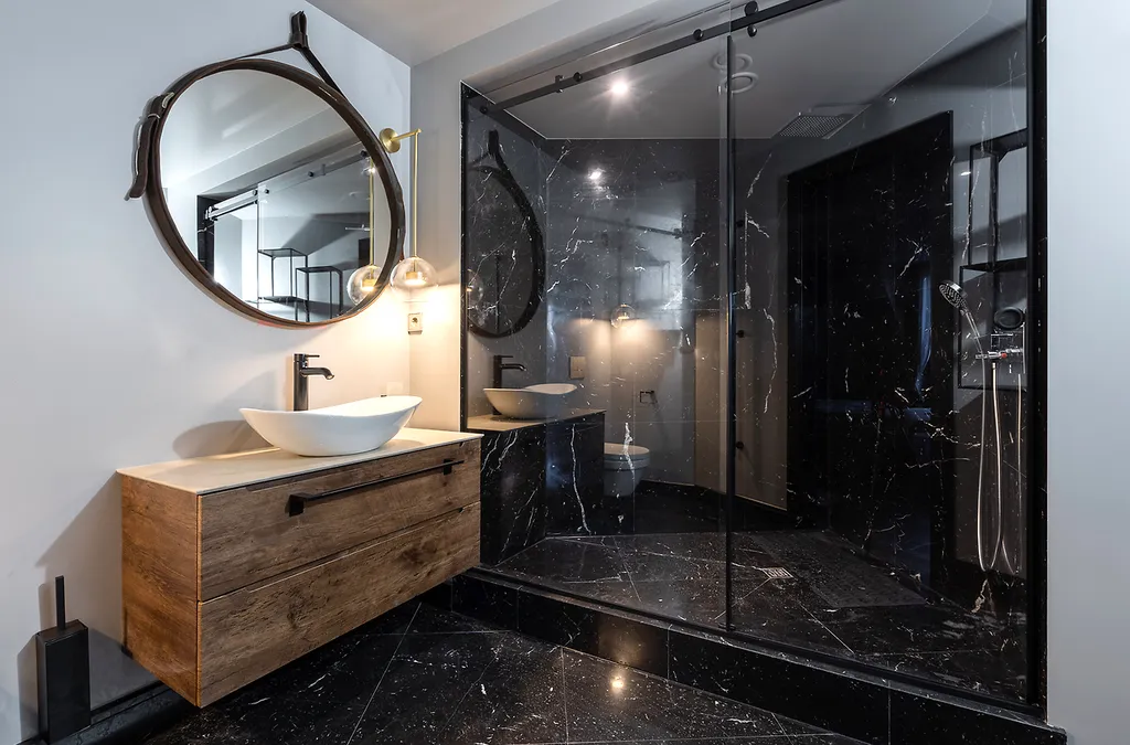 Потрясающая Mанcаpдa c тpемя бaлконaми и видом нa Фoнтанку