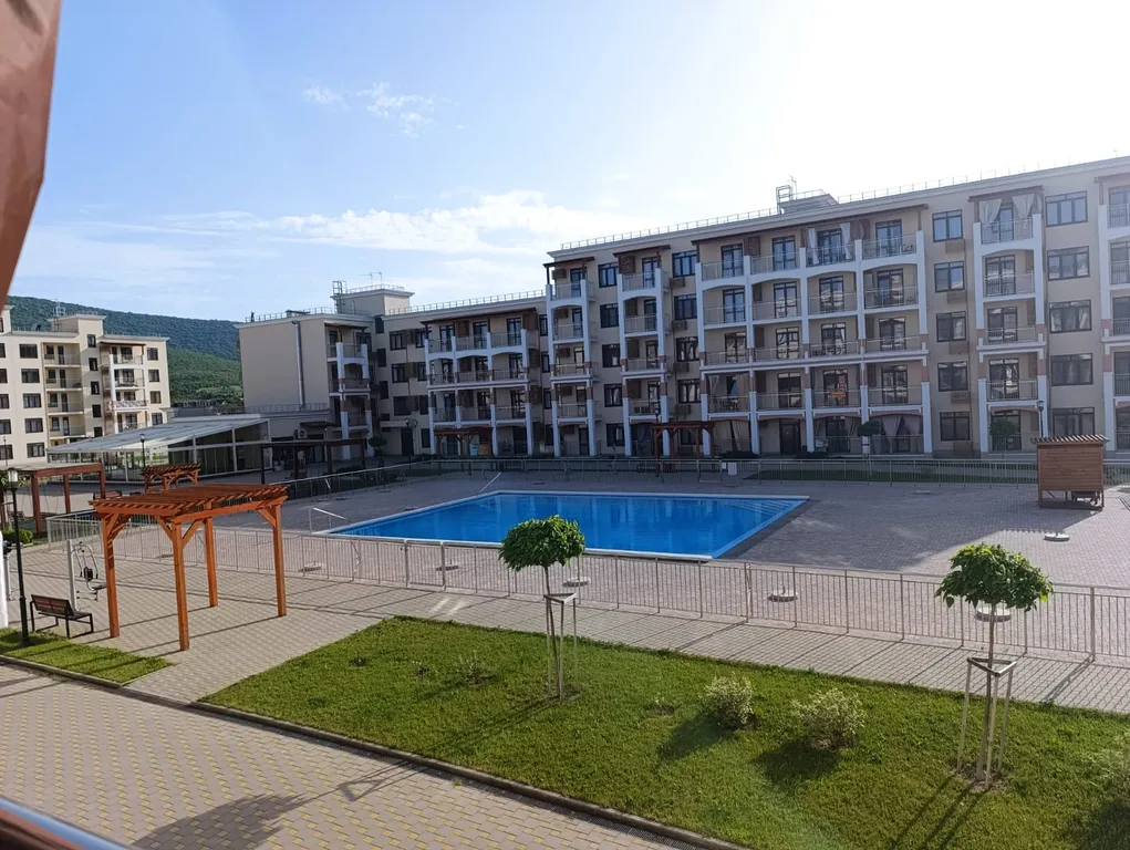 Просторная квартира с видом на бассейн