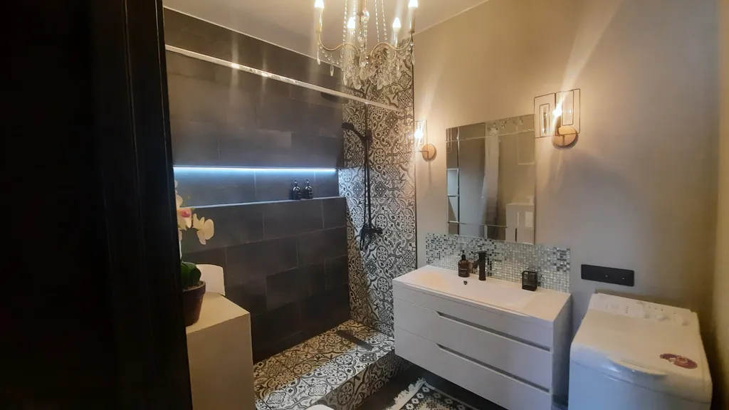 Просторная современная сталинка, в центре рядом с ресторанами и кафе